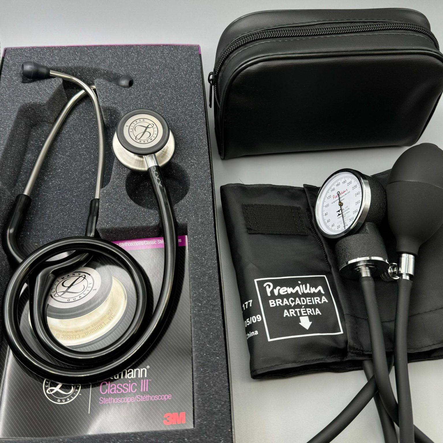 Kit Acadêmico Estetoscópio Littmann BLACK TRADICIONAL+ Esfigmomanômetro ...