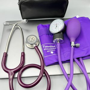Kit Acadêmico Estetoscópio Littmann Classic III PLUM+ Esfigmomanômetro PREMIUM fecho contato ROXO