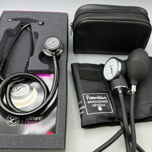 Kit Acadêmico Estetoscópio Littmann Classic III 5811 Black Smoke + Esfigmomanômetro Aneroide Premium Preto