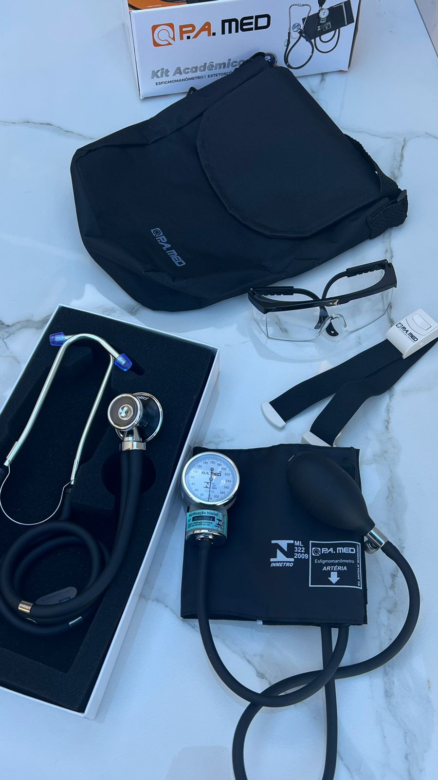 Kit Enfermagem Acadêmico Completo Preto Estetoscópio Esfigmo Garrote Bolsa e Óculos Garantia 2 Anos P.A Med