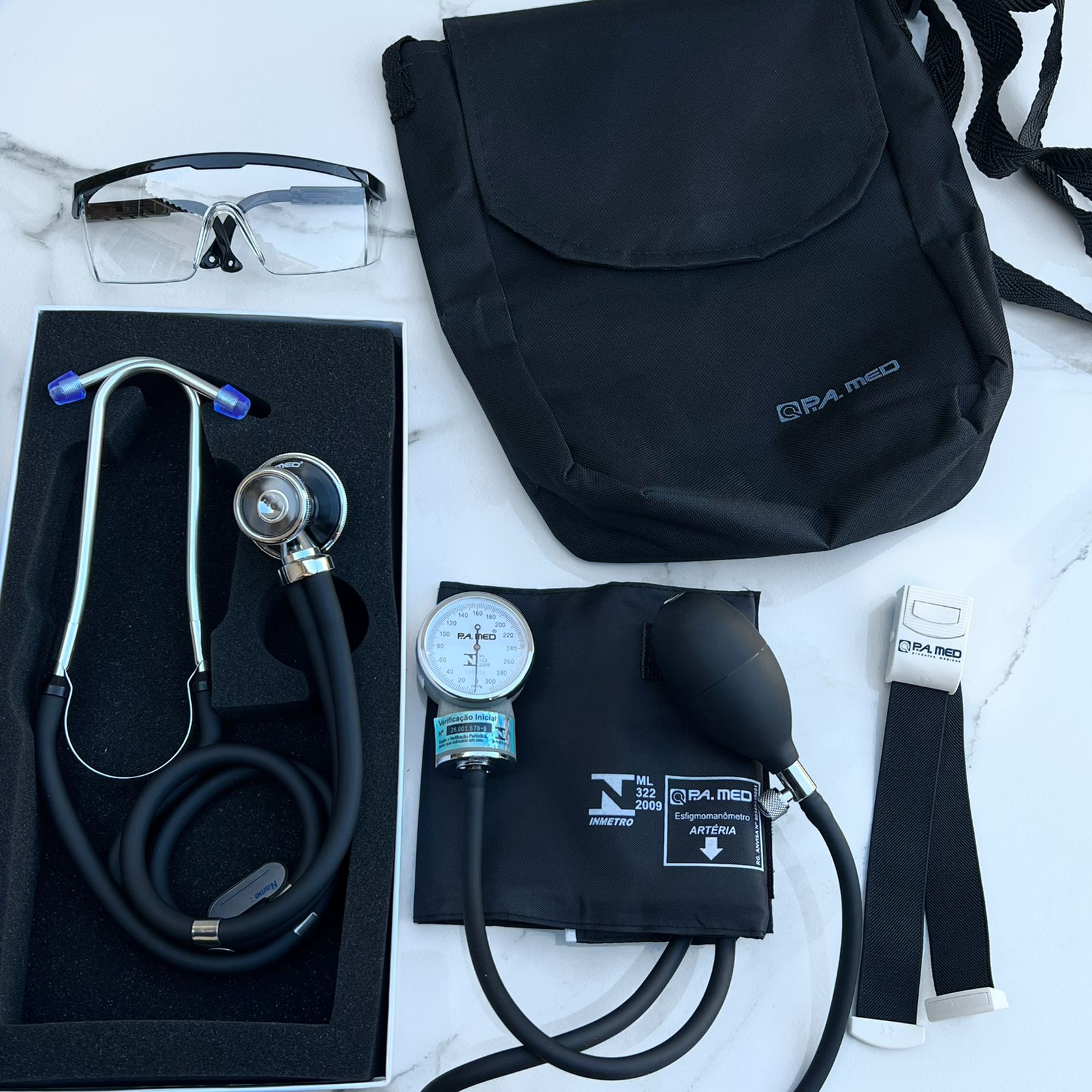 Kit Enfermagem Acadêmico Completo Preto Estetoscópio Esfigmo Garrote Bolsa e Óculos Garantia 2 Anos P.A Med - Imagem 2