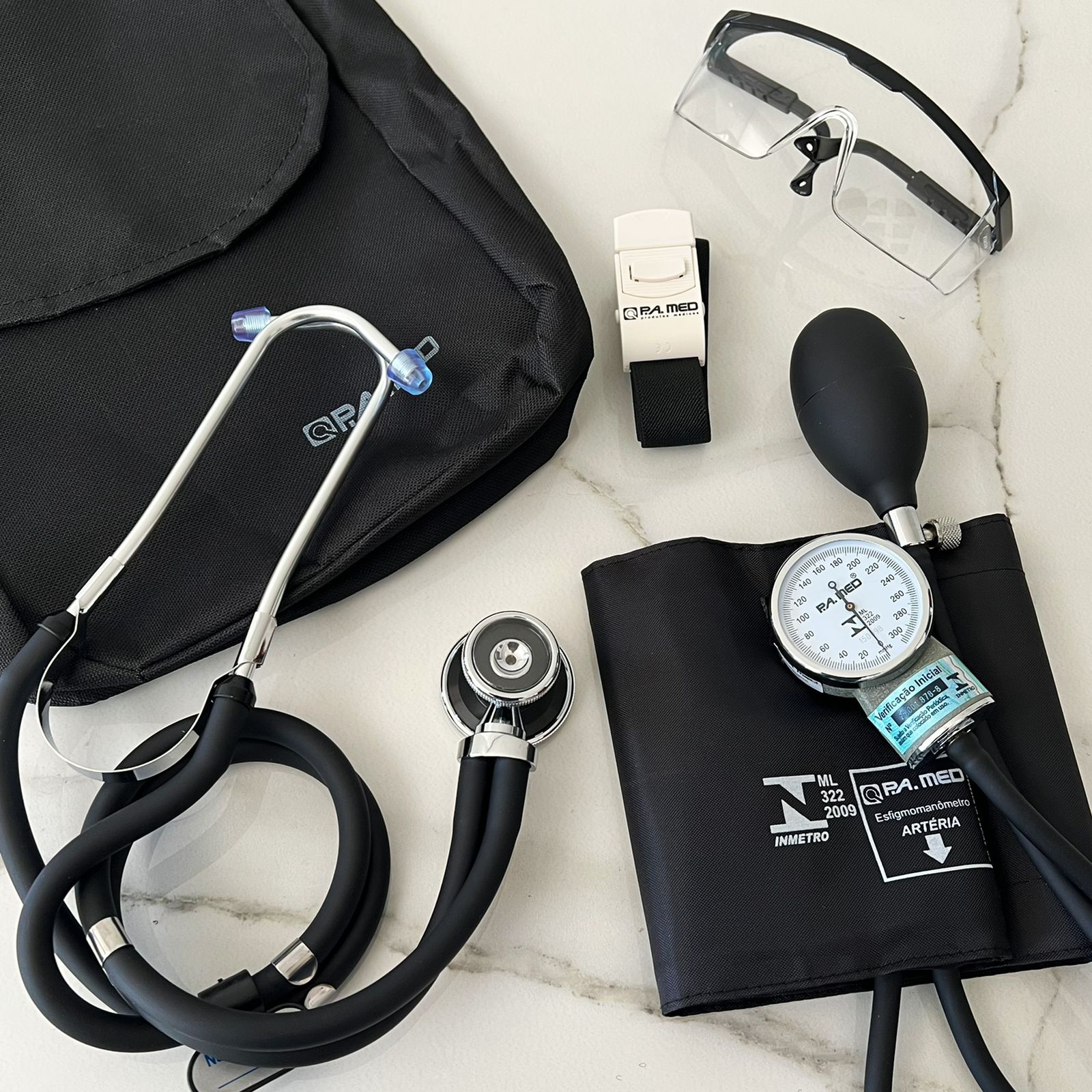Kit Enfermagem Acadêmico Completo Preto Estetoscópio Esfigmo Garrote Bolsa e Óculos Garantia 2 Anos P.A Med - Imagem 3